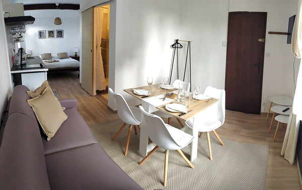 Le studio de 30m² se situe à l'étage dans une maison de ville. <br /><br />Nous  Bègles, France Suite avec terrasse à Bègles Entire guest suite vacation rental 47152739