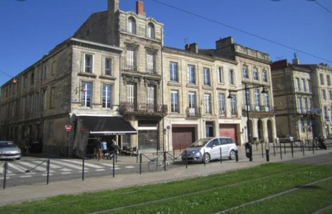 Très joli studio refait à neuf situé dans le quartier réputé des Chartrons face  Bordeaux, France Beau studio lumineux refait à neuf - centre-ville Entire rental unit vacation rental 48226783