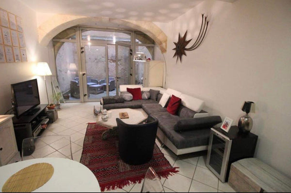 Un appartement atypique, au coeur de Bordeaux, à deux pas de la place du Palais. Bordeaux, France Appartement au coeur de Bordeaux Entire rental unit vacation rental 5657356