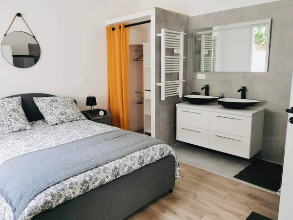 Simplifiez-vous la vie dans cette maison de plein pied avec terrasse en bois idé Cenon, France Maison secteur calme Bordeaux: 120m du tram/gare😊 Entire home vacation rental 609884915321772172