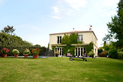 Maison de 295 m2 située dans une rue calme donnant sur le Golf Bordelais.<br />M Gardegan-et-Tourtirac, France Grande Maison Golf Bordelais, piscine Entire home vacation rental 9382805