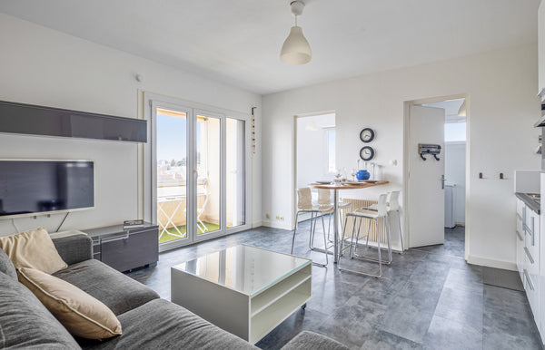 Between Chartrons district and the city center, this nice and bright flat can ac Paris, France Nice and modern flat with balcony and parking in Entire rental unit vacation rental 559303156338122004