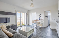 Between Chartrons district and the city center, this nice and bright flat can ac Paris, France Nice and modern flat with balcony and parking in Entire rental unit vacation rental 559303156338122004