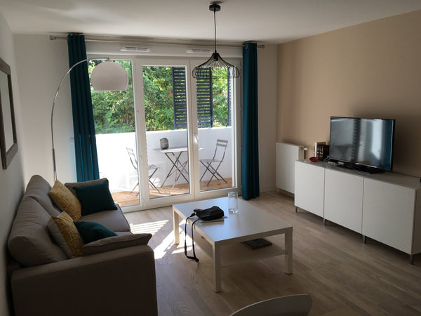TOUTES DISPONIBILITÉS  <br />me contacter<br /><br />Ambiance cozy pour cet appa Bordeaux, France Talence : Appt neuf 10’ Bordeaux Entire rental unit vacation rental 27729121