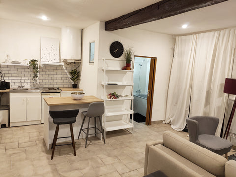 Studio de 30m2 situé dans une rue calme au cœur du centre-ville de Bordeaux, pro Bordeaux, France Bordeaux : grand studio cosy avec cour privative Entire rental unit vacation rental 47106304