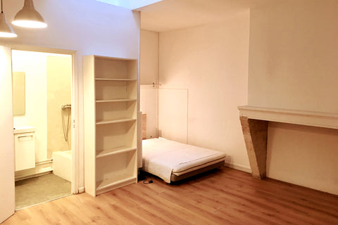 Le studio de 25 m2 est en 2e ligne et donne sur une cour couverte. Au premier et Bordeaux, France Sudio c25 m2 rue Broca (place de la Victoire) Entire rental unit vacation rental 43075203