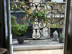 Charmant et confortable petit studio situé  dans une rue calme à 100 m de la Gro  AU COEUR DU QUARTIER BRANCHÉ SAINT PAUL Entire rental unit vacation rental 7217809