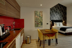 Appartement style loft. L'élégance exotique de la tapisserie « jungle » est décl  AMAZONE, un loft qui allie raffinement et exotisme Room in serviced apartment vacation rental 27948916