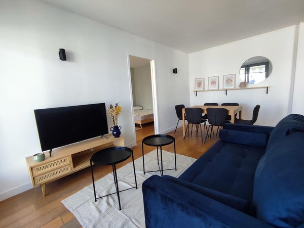 This charming and spacious 120 square meter apartment is located in the heart of Bordeaux, France GRAND APPARTEMENT avec Terrasse PROCHE Cité du Vin Entire rental unit vacation rental 673624139753760353