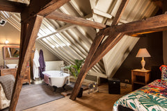 'EGO' is een ruime suite van 40 vierkante meter onder het 17 eeuws gebinte van o Ghent, Belgium Privékamer in bed & breakfast   B&B DOOR10, suite ' EGO' top under the roof! Room in bed and breakfast vacation rental 30217010