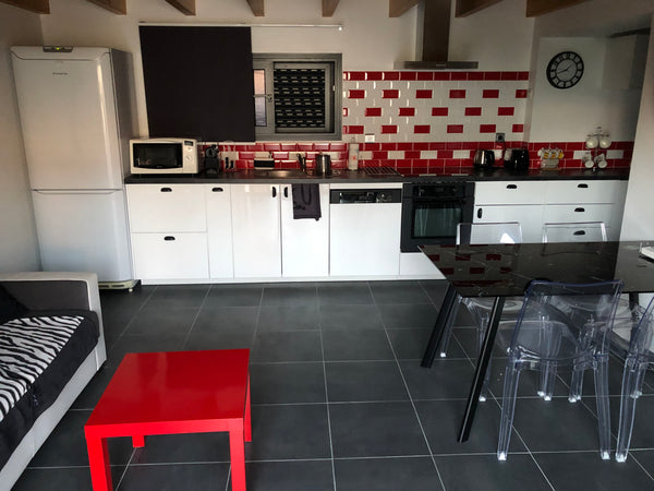 Maison moderne de 45 m2 dont une mezzanine bien aménagée à la déco tendance et s  Maison moderne 45 m2 avec mezzanine et terrasse Entire home vacation rental 33869762