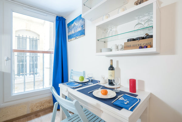 Come live the experience of a boat cabin right next to Place de la Bourse<br /><  A 