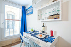 Come live the experience of a boat cabin right next to Place de la Bourse<br /><  A "boat cabin" in the heart of Bordeaux Entire rental unit vacation rental 29143264