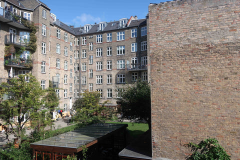 Vi er et kærestepar i tyverne som bor i denne skønne lille lejlighed beliggende   Hyggelig lejlighed med altan og gårdhave Entire condo vacation rental 704179819747932717