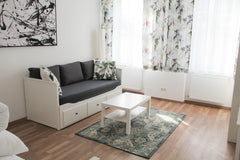 Neues Apartment. Nur 3 Min. zur Straßenbahn Linie 2, die direkt zum Zentrum führ Vienna, Austria 33 · Vienna4you 4 ruhig aber doch verkehrsgünstig Entire rental unit vacation rental 52750285