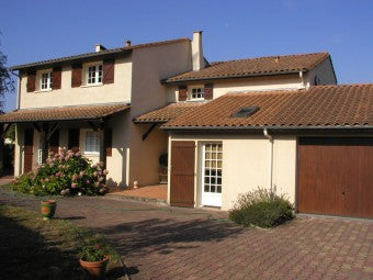avec une armoire  chambre avec salle de bain Private room in home vacation rental 8517166