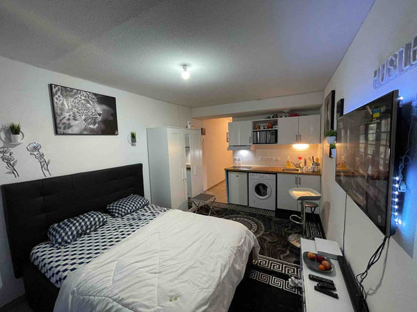 Enjoy a stylish experience at this centrally-located place. Lormont, France Jolie cozy studio, tram direct de centre ville Entire rental unit vacation rental 579049490644421137