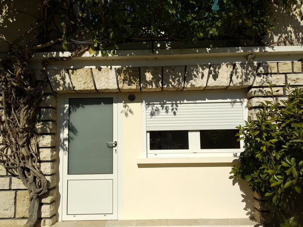 Studio de 22 m2, avec accès indépendant et parking, à 100 m de la station de tra Talence, France Studio Talence, proche tramway, avec parking Entire rental unit vacation rental 29053953