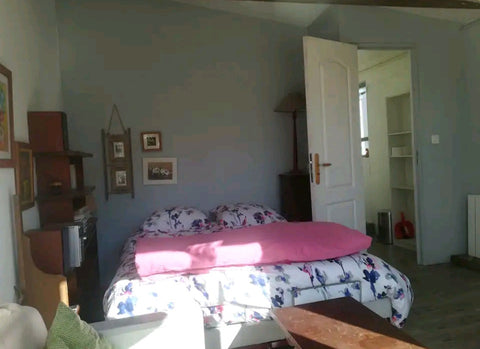 À louer chambre spacieuse et lumineuse avec salle d'eau et WC privés. <br />Cham Bègles, France Chambre indépendante à  5 mn de barrière de Bègles Private room in guesthouse vacation rental 602520177225344966