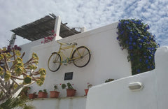 Das Bicycle House mit 3 Studios und einem Appartment liegt an einem Hang mit sch Greece The Bicycle House Paros, Sky Appartment Entire rental unit vacation rental 40696967