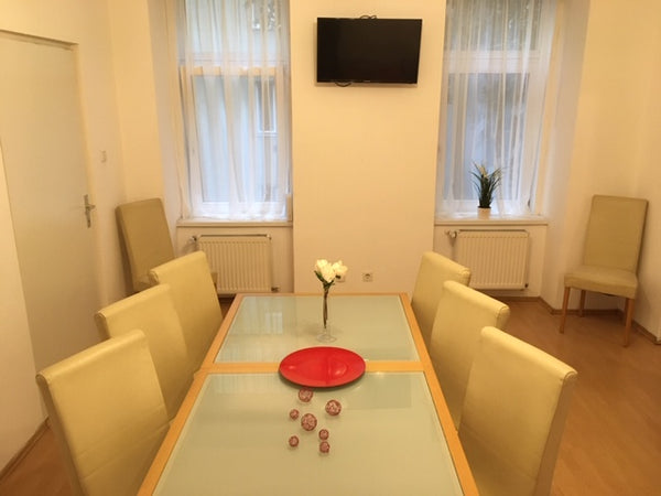 Zwei Zimmer Apartment in ruhiger Innenhoflage mit voll ausgestatteter Küche (Her  Apartment Wien Nähe Hauptbahnhof, Naschmarkt, Oper Entire rental unit vacation rental 39582010