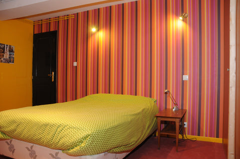 Les chambres sont situées au premier étage dans un immeuble du XVIIIe siècle, en Bordeaux, France Chambres au Coeur de Bordeaux Private room in bed and breakfast vacation rental 36159902