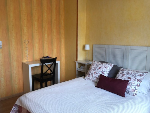 Une chambre décorée avec simplicité lui donnant un esprit lumineux <br />Au calm Mérignac, France Chambre Soleil Private room in townhouse vacation rental 51941722