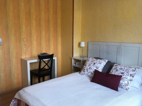 Une chambre décorée avec simplicité lui donnant un esprit lumineux <br />Au calm Mérignac, France Chambre Soleil Private room in townhouse vacation rental 51941722