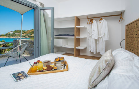 A cosy suite just 20 meters from the beach with comfortable parking. Breakfast i Ermoupoli, Greece Oro Queen Suite 20 meters next to the beach! Room in bed and breakfast vacation rental 35936292