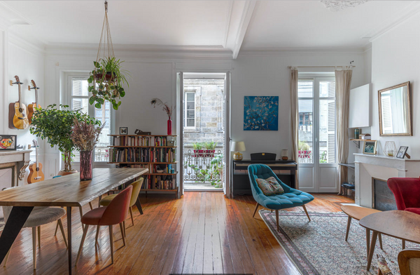 A deux pas de la jolie place Saint-Eulalie, nous vous proposons notre appartemen Bordeaux, France Magnifique appartement traversant Centre Bordeaux Entire rental unit vacation rental 44110042