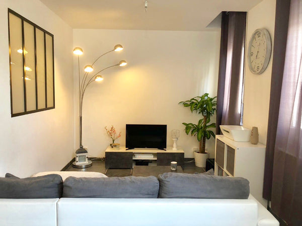 Bonjour et bienvenue dans l'un des appartements au centre de Bordeaux. Ce beau s Bordeaux, France Lovely Studio (30m2) 5mn Gare Bordeaux Saint-Jean Entire rental unit vacation rental 27195797