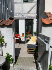 Unikt byhus fra 1704  med kunst og danske designmøbler i en af de ældste og smuk  Historisk og kunsterisk byhus med skøn gårdhave Entire home vacation rental 10432016