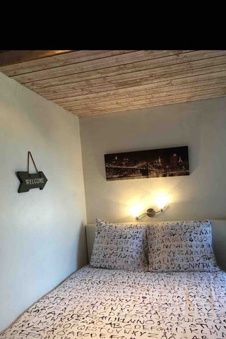 Chambre accès terrasse bois et PISCINE<br /><br /><b>The space</b><br />Chambre  Eysines, France Petit nid 10m2 entrée indépendante SDB/Wc privés Private room in villa vacation rental 47300576