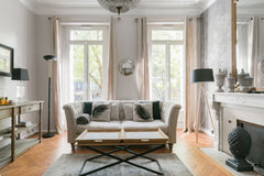 Savourez un grand cru local dans l'élégant salon de cet appartement bourgeois pa Bordeaux, France L'appartement bordelais par excellence Entire rental unit vacation rental 21256937