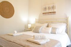 Ariadne is a spacious and fully renovated apartment. It's located in a quiet nei Heraklion, Greece Ariadne Longer Stay Central Apartment, Naxos Chora Entire rental unit vacation rental 18205898