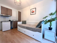 Studio très paisible avec un emplacement central.<br />Il se trouve à 800 mètres Bordeaux, France Studio Chevalier Entire rental unit vacation rental 640899480626657777