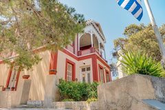 Η έπαυλη απευθύνεται σε άτομα που επιθυμούν έστω και για λίγες ημέρες να ζήσουν   ΕΠΑΥΛΗ ΕΛΙΝΑ- ΠΑΡΑΚΟΠΗ ΣΥΡΟΣ Entire townhouse vacation rental 26930886