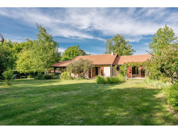 Notre maison avec 4 chambres, son jardin de 3100m2, sa piscine, ses jeux pour en Mérignac, France Maison avec piscine sur 3100m2 de terrain arboré Entire home vacation rental 24628086