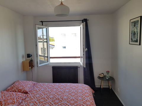 Situé dans un quartier calme, à moins de 15 mn du centre de Bordeaux ou des camp  Joli studio calme proche Bordeaux centre Entire rental unit vacation rental 34056165
