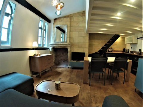 Appartement climatisé restauré au cœur du centre historique, dans un quartier pi  Duplex restauré, au coeur du centre historique Entire rental unit vacation rental 34829475