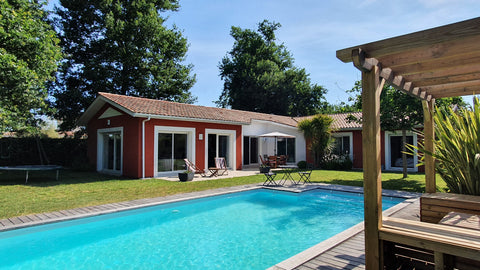 Apéros chaleureux sous la pergola, baignades et le plaisir de vivre pieds nus su Saint-Aubin-de-Médoc, France Très belle villa zen avec piscine Entire villa vacation rental 50279038