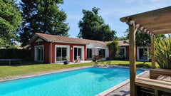 Apéros chaleureux sous la pergola, baignades et le plaisir de vivre pieds nus su Saint-Aubin-de-Médoc, France Très belle villa zen avec piscine Entire villa vacation rental 50279038