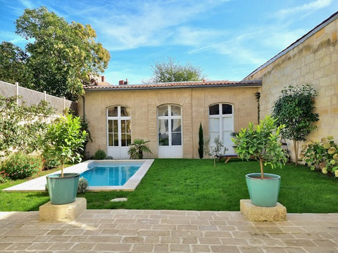 Maison idéalement située pour profiter de la ville et de la région tout en ayant Bordeaux, France Belle maison bordelaise avec piscine ! Entire townhouse vacation rental 23088465