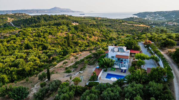 Le studio entièrement équipé  se trouve en face de la piscine. <br />La vue est  Almyrida, Greece Oliviers, vue et tranquillité Entire rental unit vacation rental 33228950