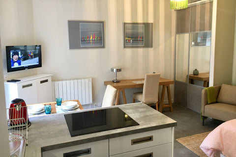 Visitez BORDEAUX à pieds !<br />STUDIO 23 m² entièrement rénové en 2018, totalem Bordeaux, France BEAU ET SPACIEUX STUDIO RÉNOVÉ CENTRE VILLE Entire rental unit vacation rental 23473266