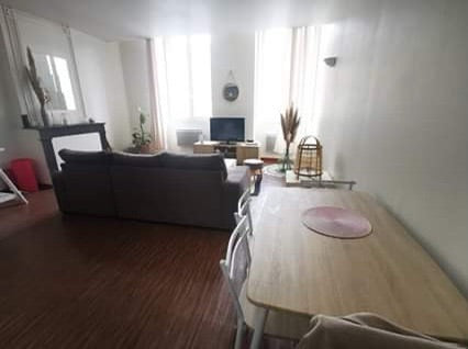 Je vous propose un appartement lumineux avec une pièce de vie spacieuse. Situé à Cognac, France Appartement spacieux en centre de Bordeaux Entire rental unit vacation rental 48835520