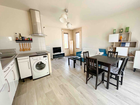 Situé dans une maison en deuxième ligne avec une allée privative où on peut se g Pessac, France Grand F2, Jardin, Terrasse proche de Bordeaux Entire home vacation rental 21215449