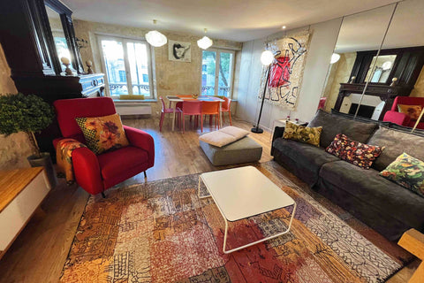 Magnifique 4 pièces au premier étage d'un immeuble XVIIIe S, situé dans l'hyper  Bordeaux, France Grand T4 Design avec Patio - Triangle d'Or Entire rental unit vacation rental 53302336