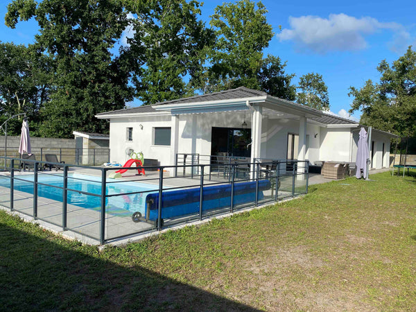 Villa neuve tout confort a mi-chemin entre Bordeaux et les plages océanes de Lac Saint-Médard-en-Jalles, France Magnifique villa contemporaine avec piscine Entire villa vacation rental 51428148