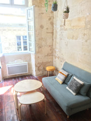 Superbe triplex typiquement bordelais totalement rénové à neuf. Il est situé en  Bordeaux, France Arty and cosy triplex Bordeaux historique Entire rental unit vacation rental 46763110